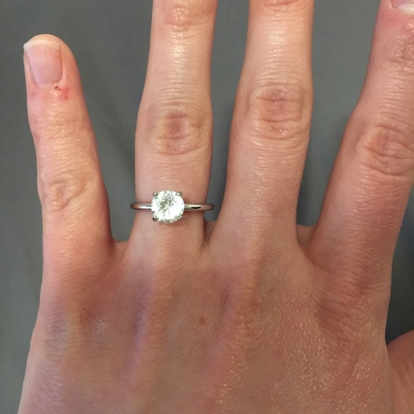 Beautiful Solitaire Ring - Picture 1 of 6